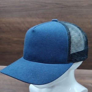 Gorra de béisbol azul tipo trucker con malla trasera y cierre snapback, personalizable con logo, ideal para eventos deportivos o como regalo promocional. - Product Image 1
