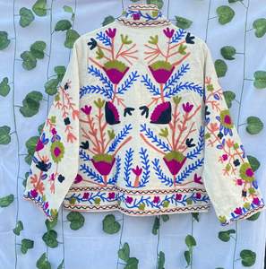 เสื้อแจ็คเก็ตปักลายดอกไม้ด้วยมือ – เสื้อแจ็คเก็ตกำมะหยี่สไตล์โบโฮสำหรับผู้หญิง – เสื้อโค้ทปักลายหลากสีสันแบบงานฝีมือ เสื้อคลุมบูติก - Product Image 4
