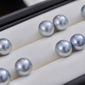 Pendientes de Perlas Dobles Dinámicos de Oro G18k, Clásicos y Juguetones, Perlas Akoya de Agua de Mar de 6-7 mm, Línea de Oreja Suave - Product Image 3