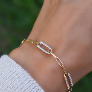 สร้อยข้อมือแบบคลิปหนีบกระดาษสีเหลืองทองประดับเพชรแล็บโกรว์ - Product Image 2