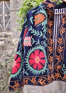 Veste florale brodée à la main pour femme, col mandarin, manches longues, coton et fibre de bambou, tenue décontractée d'automne, cadeau pour elle - Product Image 4