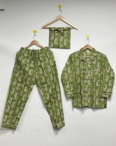 Ensemble de vêtements de nuit pour femmes en coton, imprimé safari vert élégant et luxueux, 3 pièces |   Ensemble de salon : chemise et pantalon de pyjama imprimé léopard pour le voyage - Product Image 5