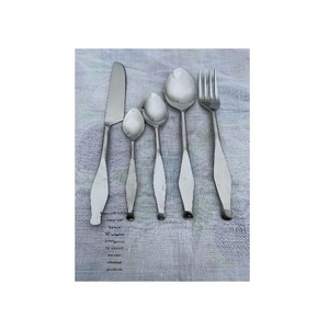 Juego de Cubiertos de Lujo de Cinco Piezas de Acero Inoxidable con Mangos Geométricos, Aptos para Lavavajillas, Ecológicos y Sostenibles - Product Image 1