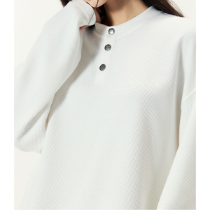 Chemise Henley en coton blanc à manches longues boutonnée pour femme, coupe oversize, tricot gaufré, automne, coupe classique - Product Image 6