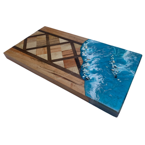 Planche à découper artisanale en bois et résine, design océan bleu, pour la cuisine - Product Image 1