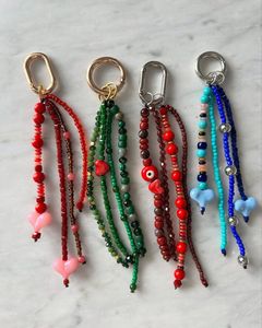 Porte-clés décoratif brodé de perles avec un design coloré fait main pour une utilisation quotidienne élégante - Product Image 1