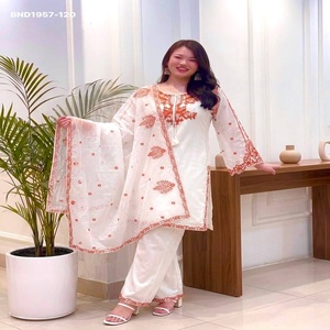 Ensemble haut et pantalon palazzo en soie romaine pure de haute qualité avec broderies, manches cloche fantaisie et pompons, et dupatta – Mode féminine - Product Image 1