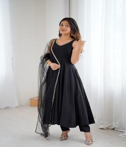 Ensemble Anarkali en tissu Chanderi de soie pure, coupe évasée, avec dupatta et pantalon, prêt-à-porter, tenue ethnique de créateur pour mariage et fête - Product Image 1