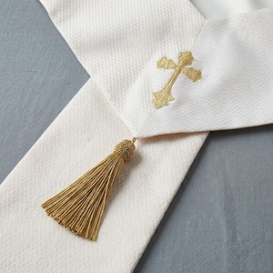 Étole d'église rectangulaire blanche brodée avec franges dorées et pompons pour la liturgie, vêtement liturgique personnalisé - Product Image 5