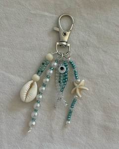 Porte-clés décoratif brodé de perles avec des points de couture traditionnels faits à la main pour sacs, sacs à dos et de magnifiques accessoires personnels - Product Image 3