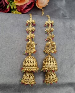 Boucles d'oreilles Jhumka en cristal perlé à double dôme avec chaînes de cheveux intégrées, idéales pour les mariages et les occasions festives – Vente en gros - Product Image 2