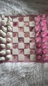 Juego de ajedrez de resina floral rosa con piezas blancas y rosas, decoración artística para el hogar - Product Image 4