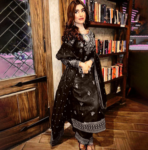 Ensemble Sharara vert avec sequins Zardosi brodés et imprimé numérique, dupatta, tenue traditionnelle indienne pour femme, idéal pour les mariages, les fêtes et les festivals d'été - Product Image 1