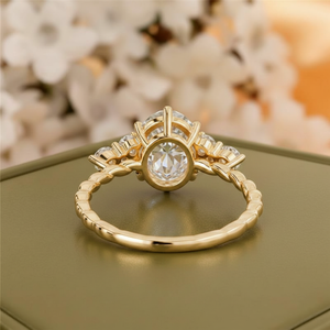 Bague à trois pierres en diamant ovale cultivé en laboratoire, bande torsadée en or 18 carats, certifiée IGI, pour fiançailles - Product Image 3