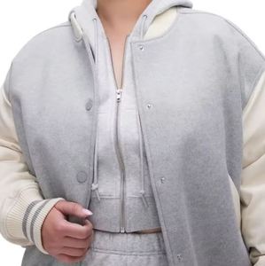 Chaqueta Varsity Gris Claro con Mangas Crema y Puños a Rayas, Corte Regular, Unisex, Chaqueta Bomber Informal para Otoño - Product Image 3