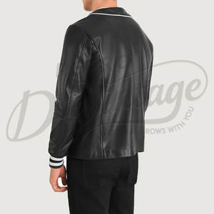 เสื้อแจ็คเก็ตบอมเบอร์หนังแท้สีดำสำหรับผู้ชาย แบบไม่มีปก แต่งขอบสีขาวและปลายแขนเสื้อแบบริบแถบลาย - Product Image 2