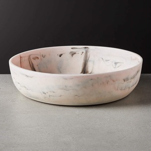 Bol à salade et à fruits en résine polie artisanale de qualité supérieure, écologique, durable, design marbré blanc et noir, pour fêtes et buffets - Product Image 1