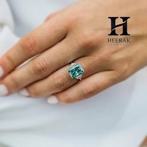 Anillo de Compromiso de Lujo con Moissanita Azul Turquesa de Corte Radiante para Mujer - Plata de Ley 925 y Oro de 14K con Tres Piedras de Corte Esmeralda - Product Image 2