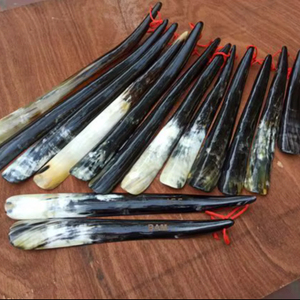 Chausse-pied en corne de buffle naturelle, fait main, poli, avec support en cuir personnalisé, en vente - Product Image 1