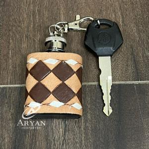 Llavero de cuero a cuadros hecho a mano al por mayor, mini botella de whisky, llavero de cuero genuino, artículo promocional para exposiciones y eventos - Product Image 1