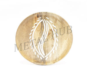 Assiette de table ronde avec motif botanique gravé blanc, texture bois, pour service décoratif - Product Image 2