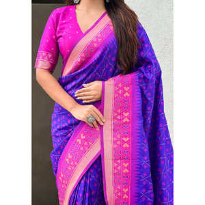 ชุดราตรีผ้าไหมเนื้อนุ่มสีม่วง ปักด้วยไหมซารีแบบแพทอลา พร้อมลายทอแบบแบนดานีที่ตัดกัน - Product Image 2