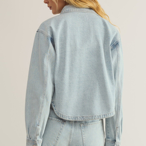 Chaqueta vaquera corta informal para mujer, de algodón puro elástico suave, con botones, lavado índigo claro, estilo otoñal, personalizada OEM. - Product Image 4