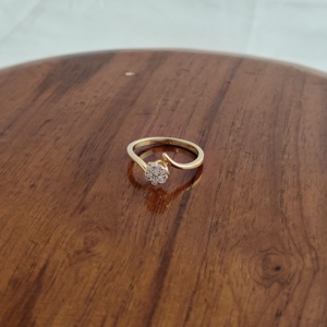 Anillo Solitario de Diamantes en Oro Amarillo de 14K, Diseño Moderno de Banda Abierta, Joyería Fina para Mujer, Uso Diario y de Fiesta, Acabado Pulido, Regalo - Product Image 3