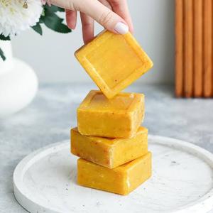Jabón Artesanal Orgánico Natural de Cúrcuma y Ácido Kójico con Gránulos de Limón, Marca Privada OEM |   Hecho en Vietnam - Product Image 4