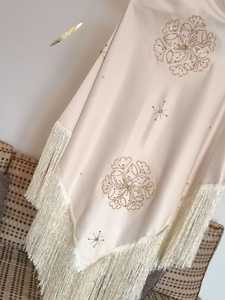 Châle triangulaire blanc brodé de fleurs avec franges roses et bleues, écharpe en soie brodée à la machine, châle tendance - Product Image 5
