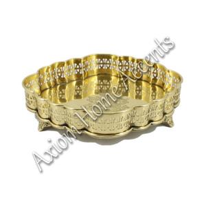 Bandeja de latón artesanal para celebraciones navideñas, perfecta para servir aperitivos con un acabado elegante de Axiom Home Accents - Product Image 3