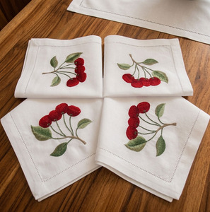 Serviettes de table carrées classiques personnalisées en coton brodé, lavées à la pierre, avec ourlet festonné, lavables en machine, toutes tailles, pour la maison et les mariages - Product Image 1