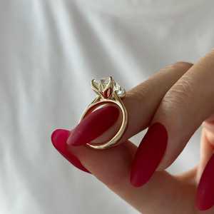 Bague de fiançailles en or jaune 14 carats avec diamant de laboratoire en forme de coussin allongé de 4 carats, sertie de tulipes, certifiée IGI - Product Image 3