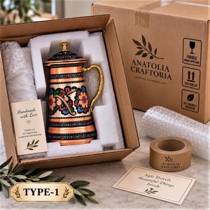 Recipiente tradicional de cobre para beber con un diseño único de asa curva - Product Image 4