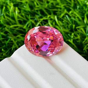 Cuarzo Rosa, Gema Creada en Laboratorio, Diseñada para un Brillo Rosa Suave, Lujo Ético y Atractivo de Joyería Fina y Atemporal - Product Image 1