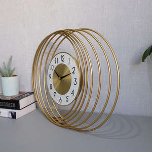 Finition métallique haut de gamme pour un look épuré et raffiné. La montre murale reflète l'élégance à travers la simplicité et la solidité. - Product Image 2