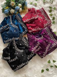 Sari indien de luxe exclusif en satin de soie élégant avec broderie à la main et sequins, tenue de fête et de soirée tendance - Product Image 5
