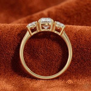 Bague de fiançailles pour femme en moissanite à trois pierres de taille ovale, plaqué or sur base argentée, sertie à griffes, bijoux de luxe style New York - Product Image 3