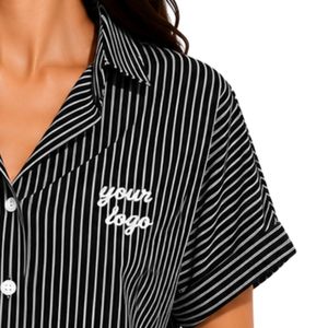 Camisa corta a rayas blancas y negras personalizada para mujer, logotipo bordado personalizado, blusa informal de verano con botones y manga corta, OEM - Product Image 4