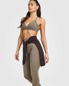 Sujetador deportivo sin costuras de alto impacto con cuello en V minimalista, logo frontal, tirantes fijos, de secado rápido y tela suave para yoga y entrenamiento. - Product Image 3