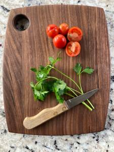 Planche à découper en teck durable avec poignée, idéale pour couper, servir et décorer le comptoir de cuisine ou la table à manger - Product Image 5