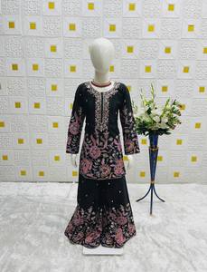 Salwar Kameez Tradicional de Seda Negra para Niñas de NiMa Creations, con Bordado Rosa, Largo hasta la Rodilla, de Secado Rápido, para Bodas, India, Pakistán - Product Image 3