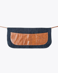 Cape de coiffure en cuir durable avec poches multifonctions, style suède marron, à porter croisé dans le dos - Product Image 5