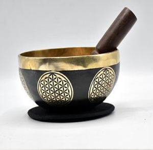 Bol chantant en laiton sculpté à la main, orné d'un symbole Om central, avec mallette en feutre rouge, disponible à prix de gros. - Product Image 5