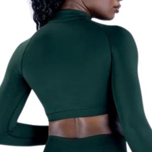 Ensemble de vêtements de sport pour femmes, haut court à manches longues vert foncé et short, tenue de yoga, deux pièces, coupe ajustée, vêtements de sport pour la salle de sport - Product Image 5