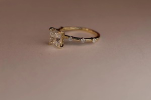 Anillo de compromiso clásico de oro amarillo con diamante cultivado en laboratorio con corte princesa certificado por IGI en oro de 10K, 14K, 18K y plata 925, 935. - Product Image 3