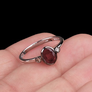 Vente en gros de bagues en argent sterling 925 avec rubis ovales naturels et diamants sertis en clos, trois pierres, Memoria Jewels - Product Image 6