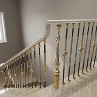 Rampe d'escalier de luxe en or blanc et noir avec balustres décoratifs élégants pour un style d'intérieur moderne en marbre