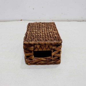 Panier de rangement artisanal marron en jacinthe d'eau tressée, boîte à articles divers avec couvercle intégré et poignées découpées - Product Image 3