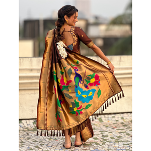 ชุดแต่งงานผ้าไหมเนื้อนุ่มแบบนาวารี ปายธานี สีน้ำตาลกาแฟ พร้อมลวดลายปักดิ้นซิริ (Zari) ลายจุด และผ้าคลุมไหล่ลายนกยูง - Product Image 1